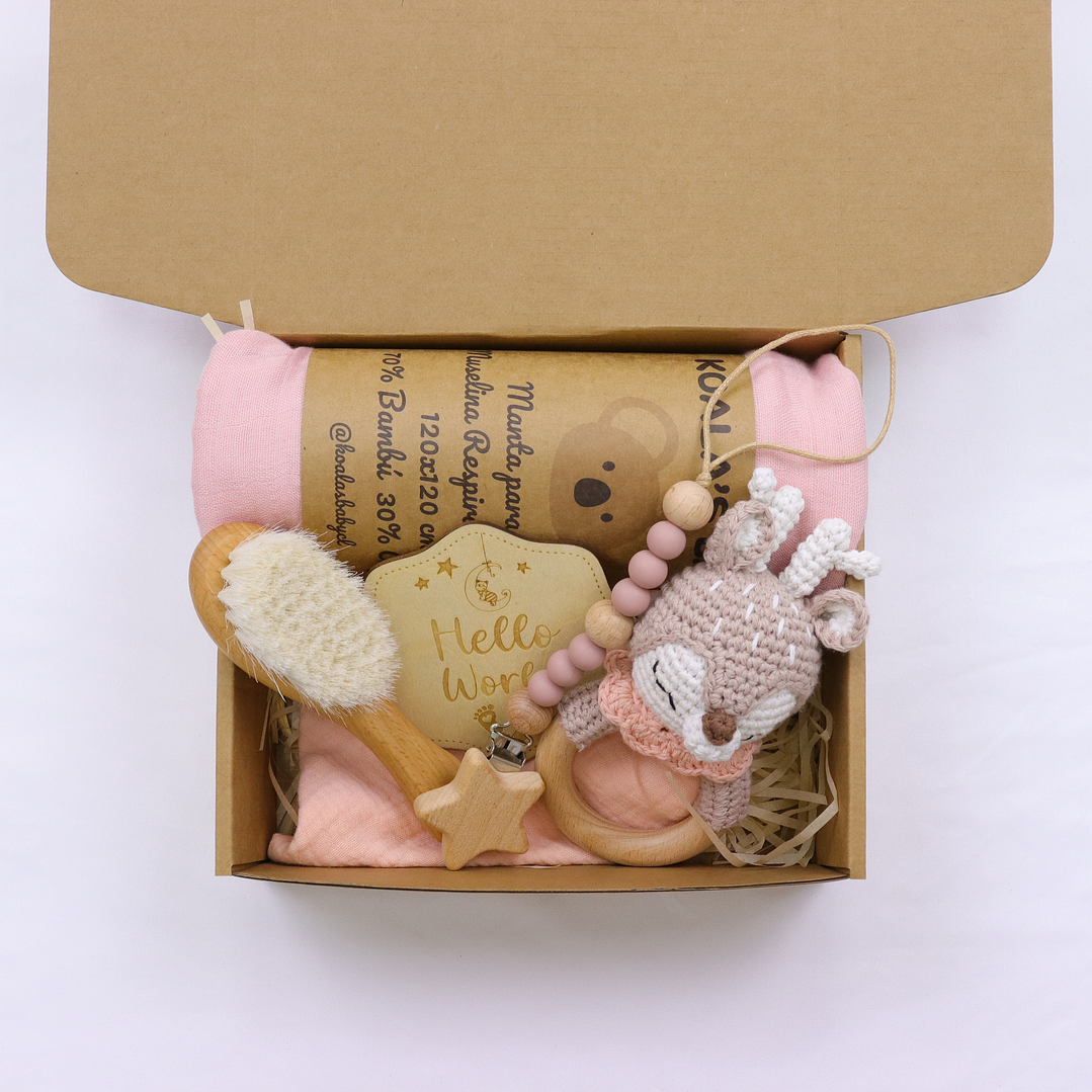 Set regalo recién nacido CLASSIC (6 ítems: manta suave 70% bambú, 30% algodón, sonajero, cuelga chupete, babero, adorno madera) 8