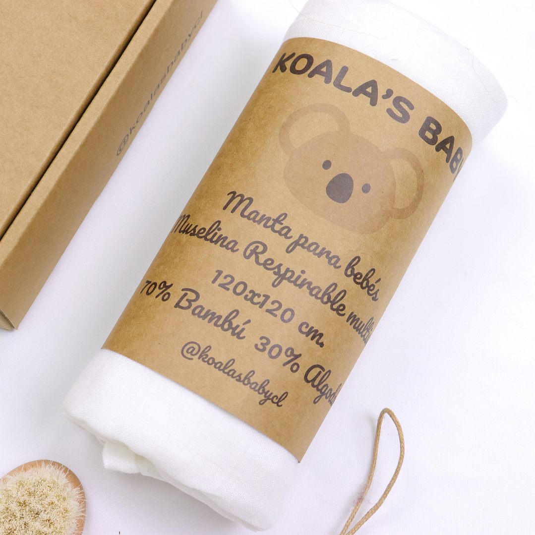 Set regalo recién nacido CLASSIC (6 ítems: manta suave 70% bambú, 30% algodón, sonajero, cuelga chupete, babero, adorno madera) 9