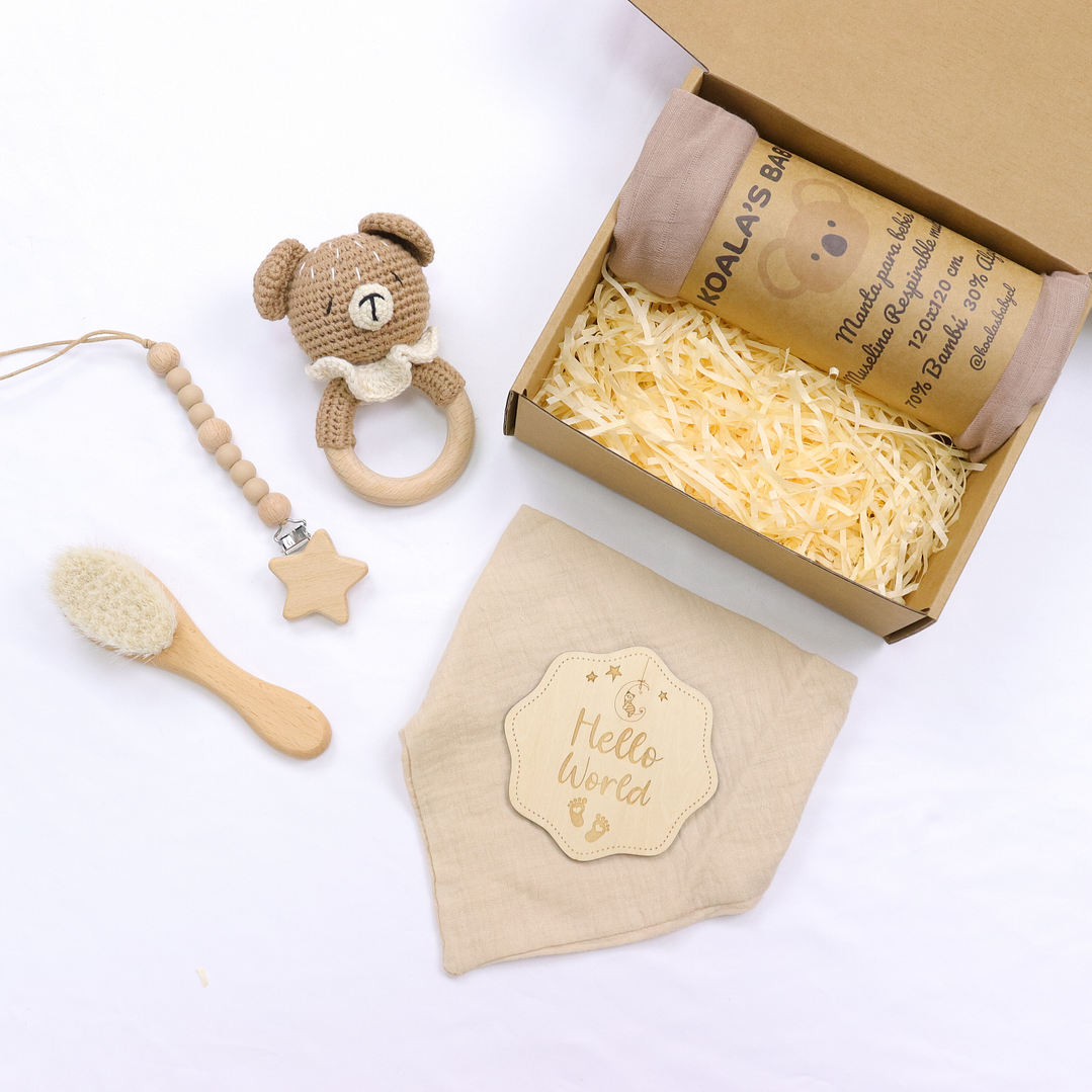 Set regalo recién nacido CLASSIC (6 ítems: manta suave 70% bambú, 30% algodón, sonajero, cuelga chupete, babero, adorno madera) 11
