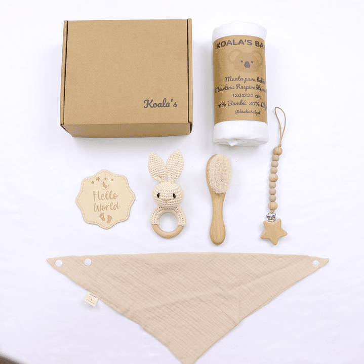 Set regalo recién nacido CLASSIC (6 ítems: manta suave 70% bambú, 30% algodón, sonajero, cuelga chupete, babero, adorno madera) 12
