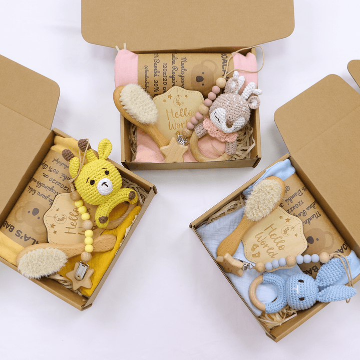 Set regalo recién nacido CLASSIC (6 ítems: manta suave 70% bambú, 30% algodón, sonajero, cuelga chupete, babero, adorno madera) 2