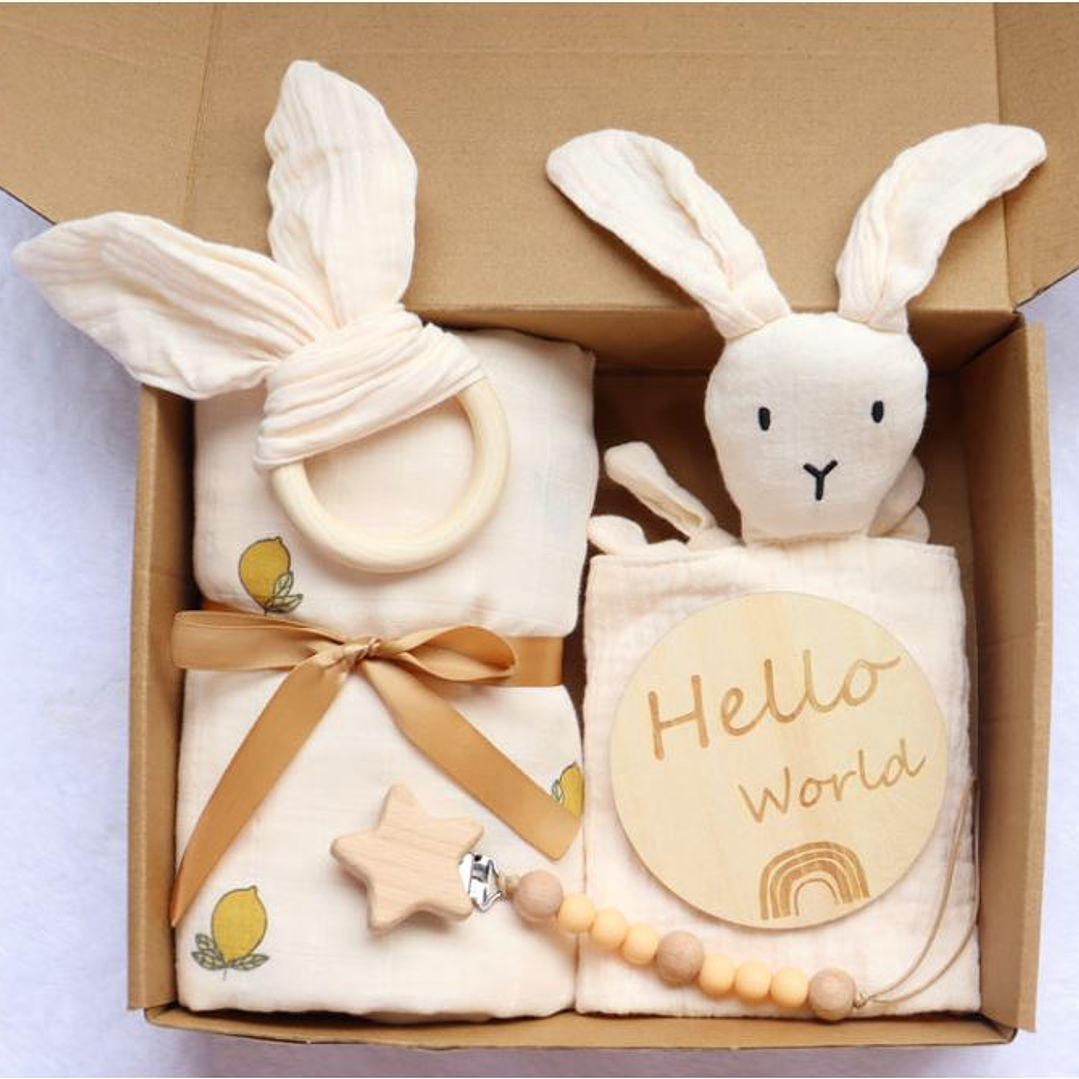 Set de regalo PLUS (5 ítems: Manta muselina, tuto conejito, Mordedor madera, cuelga chupete madera silicona, Adorno hello world) 2
