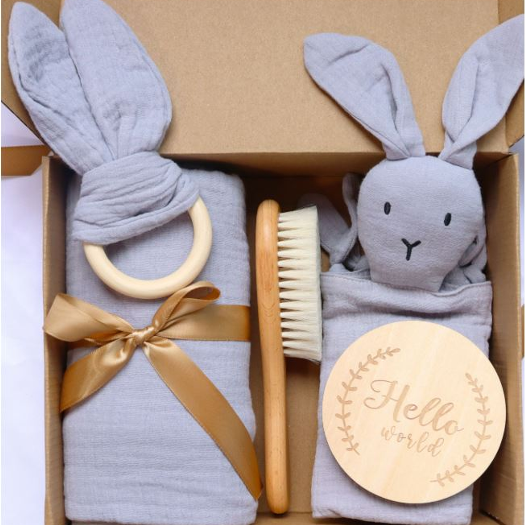 Set de regalo PLUS (5 ítems: Manta muselina 100% algodón, Mordedor zorrito, sonajero, cuelga chupete madera silicona, Adorno hello baby) 2