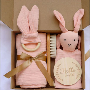 Set de regalo PLUS (5 ítems: Manta muselina 100% algodón, tuto seguridad conejito, mordedor madera, cepillo bebe, Adorno Hello baby)
