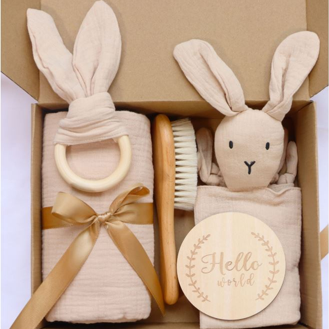 Set de regalo PLUS (5 ítems: Manta muselina 100% algodón, Mordedor zorrito, sonajero, cuelga chupete madera silicona, Adorno hello baby) 1