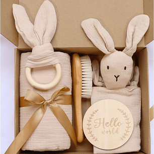 Set de regalo PLUS (5 ítems: Manta muselina 100% algodón, Mordedor zorrito, sonajero, cuelga chupete madera silicona, Adorno hello baby)