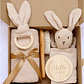 Set de regalo PLUS (5 ítems: Manta muselina 100% algodón, Mordedor zorrito, sonajero, cuelga chupete madera silicona, Adorno hello baby) - Miniatura 1