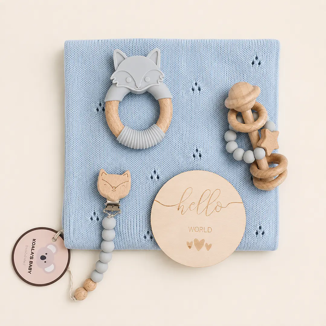 Set de regalo PLUS (5 ítems: Manta tejida 100% algodón, Mordedor zorrito, sonajero, cuelga chupete madera silicona, Adorno hello baby) 3