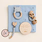Set de regalo PLUS (5 ítems: Manta tejida 100% algodón, Mordedor zorrito, sonajero, cuelga chupete madera silicona, Adorno hello baby) - Miniatura 3