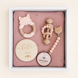 Set de regalo PLUS (5 ítems: Manta tejida 100% algodón, Mordedor zorrito, sonajero, cuelga chupete madera silicona, Adorno hello baby)