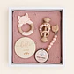 Set de regalo PLUS (5 ítems: Manta tejida 100% algodón, Mordedor zorrito, sonajero, cuelga chupete madera silicona, Adorno hello baby) - Miniatura 1