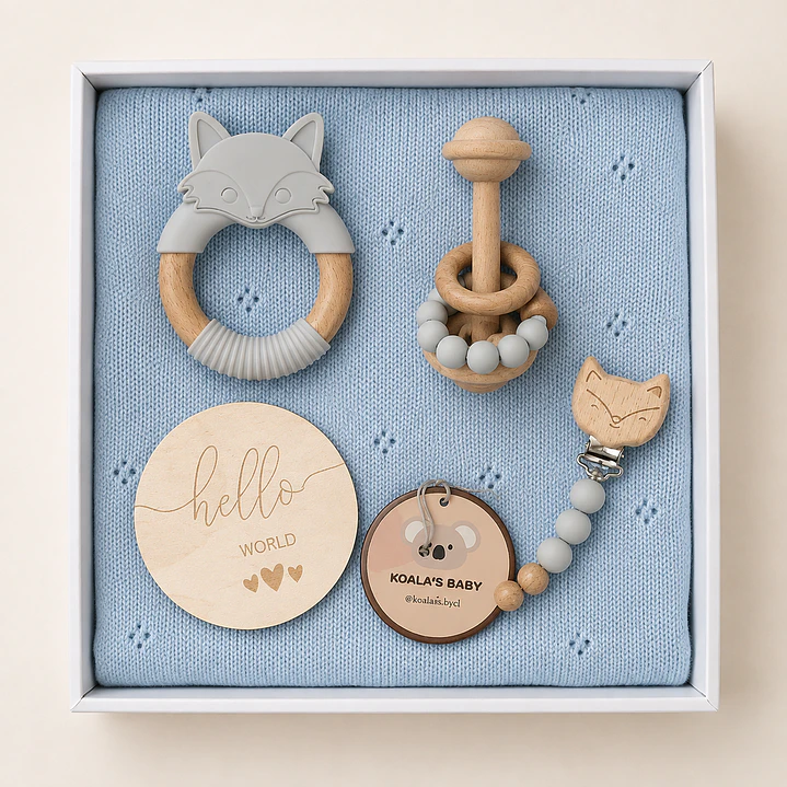 Set de regalo PLUS (5 ítems: Manta tejida 100% algodón, Mordedor zorrito, sonajero, cuelga chupete madera silicona, Adorno hello baby) 4