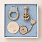 Set de regalo PLUS (5 ítems: Manta tejida 100% algodón, Mordedor zorrito, sonajero, cuelga chupete madera silicona, Adorno hello baby) - Miniatura 4