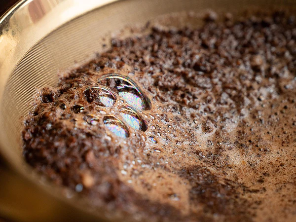 El bloom del café: qué ocurre cuando el agua toca el café recién molido