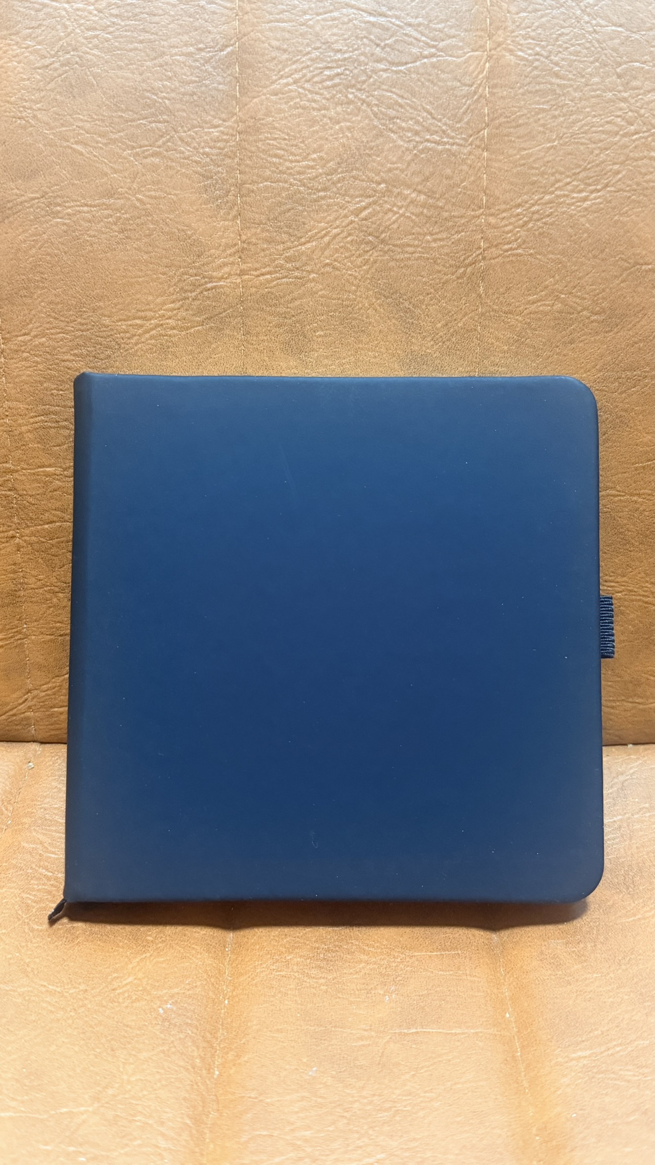 Libreta ligera tamaño 12x12 papel 140 gramos libre de ácido tapa dura 80 hojas lisa linea ART 4
