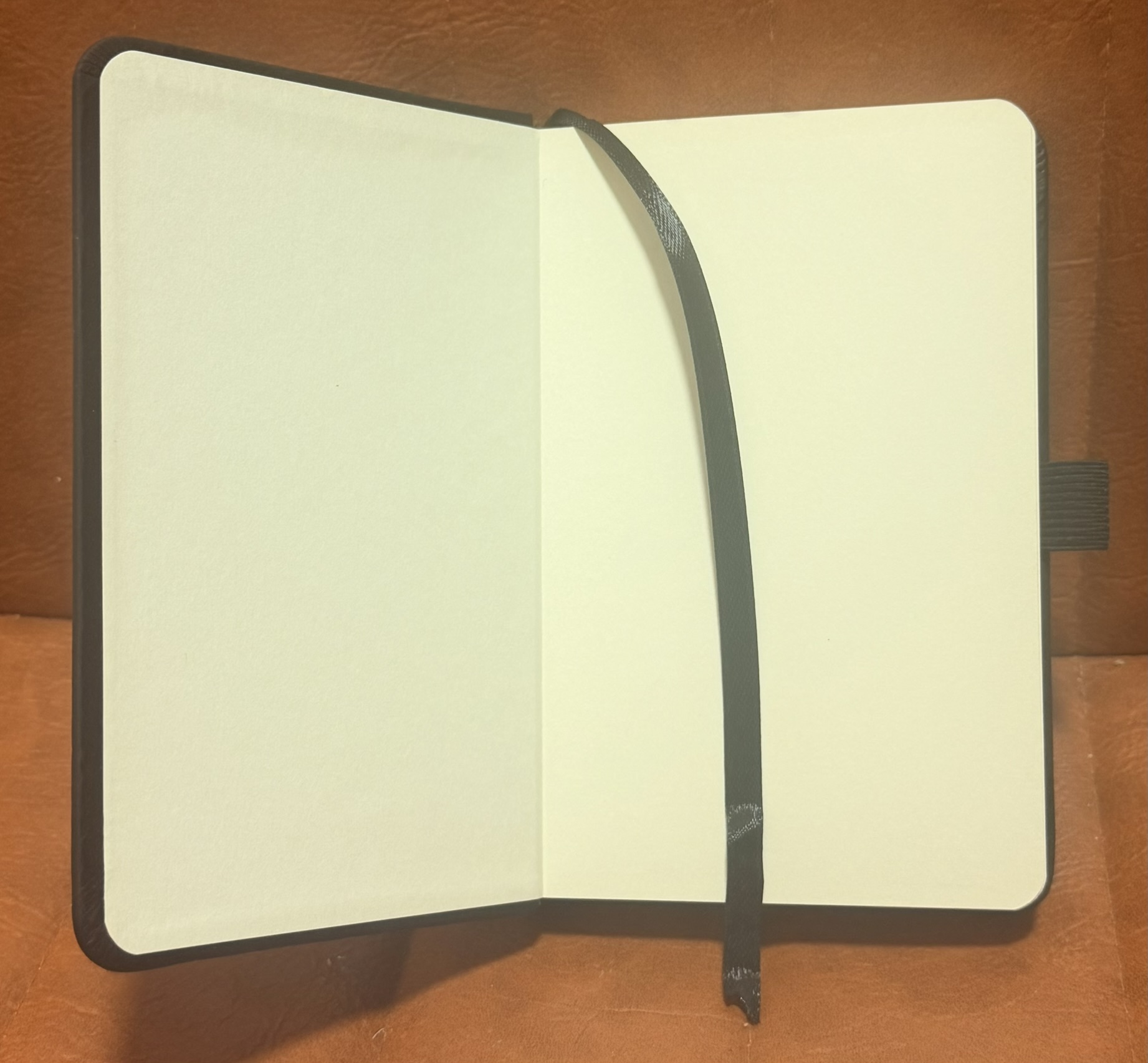 Libreta ligera tamaño 14x9 papel 140 gramos libre de ácido tapa dura 80 hojas  lisa linea ART 3