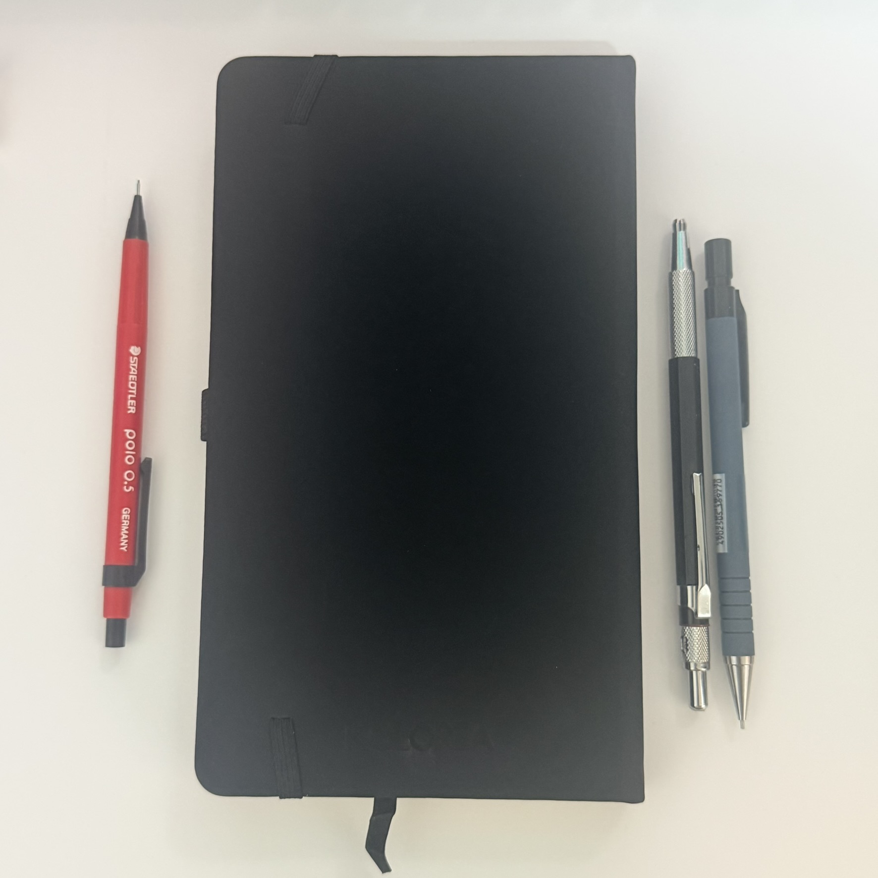 Libreta ligera tamaño 12x21 papel 140 gramos libre de ácido tapa dura 80 hojas lisa linea ART 3