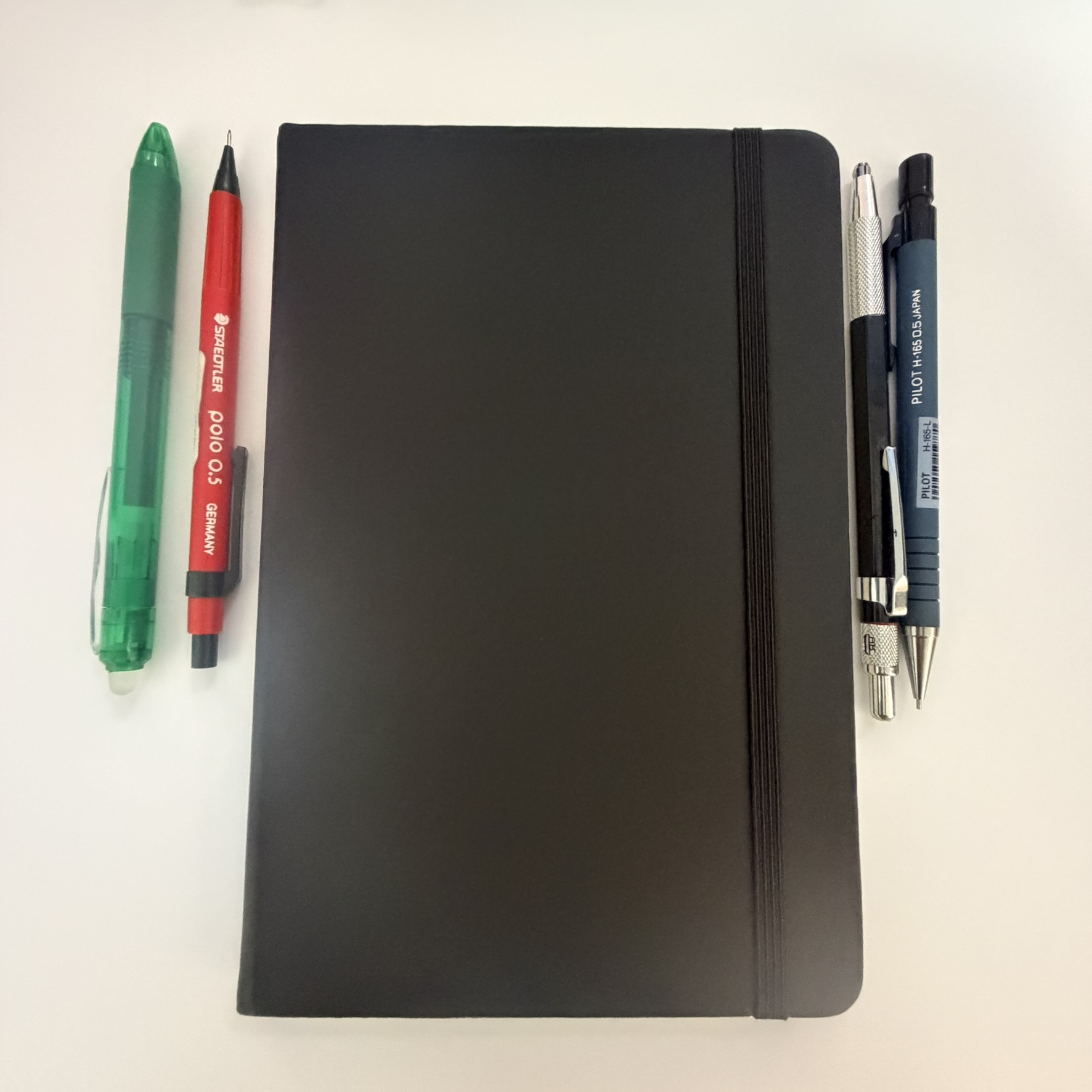 Libreta ligera tamaño A5 papel 80 gramos libre de ácido tapa dura 80 hojas negra 1