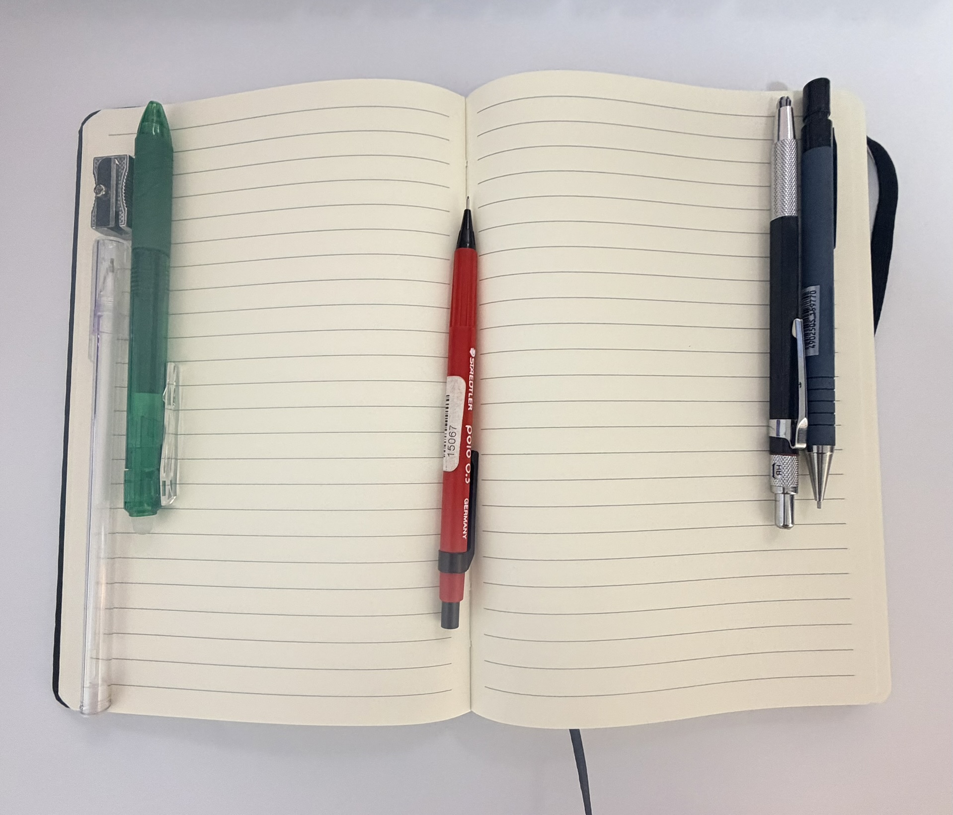 Libreta ligera tamaño A5 papel 80 gramos libre de ácido tapa dura 80 hojas negra 3