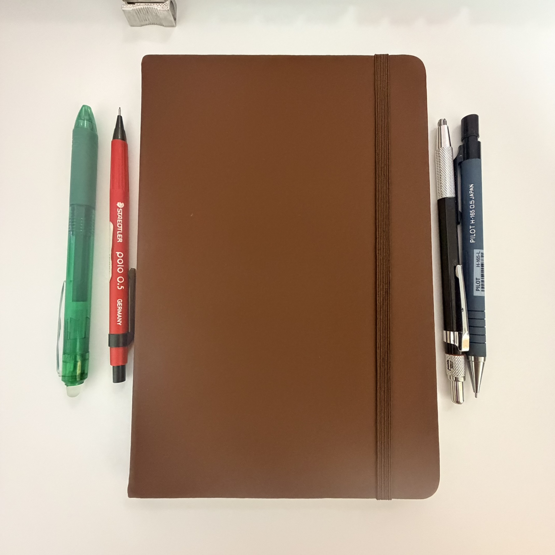 Libreta ligera tamaño A5 papel 80 gramos libre de ácido tapa dura 80 hojas cafe 1