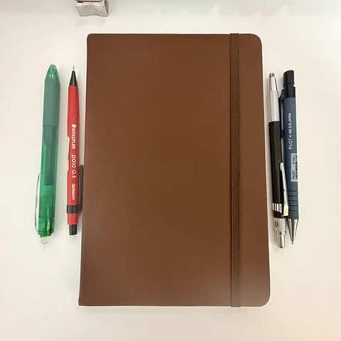 Libreta ligera tamaño A5 papel 80 gramos libre de ácido tapa dura 80 hojas cafe