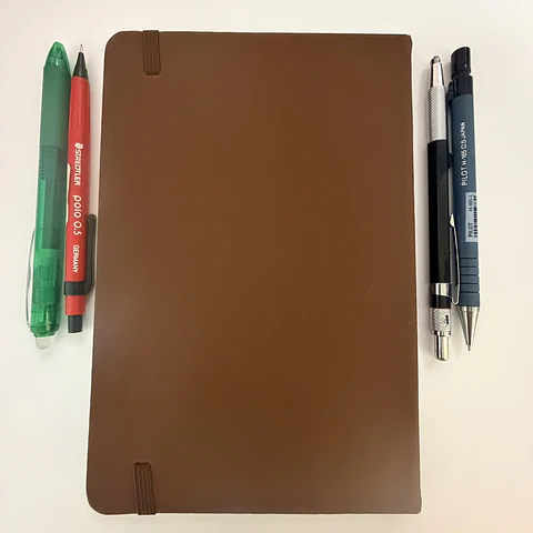 Libreta ligera tamaño A5 papel 80 gramos libre de ácido tapa dura 80 hojas cafe