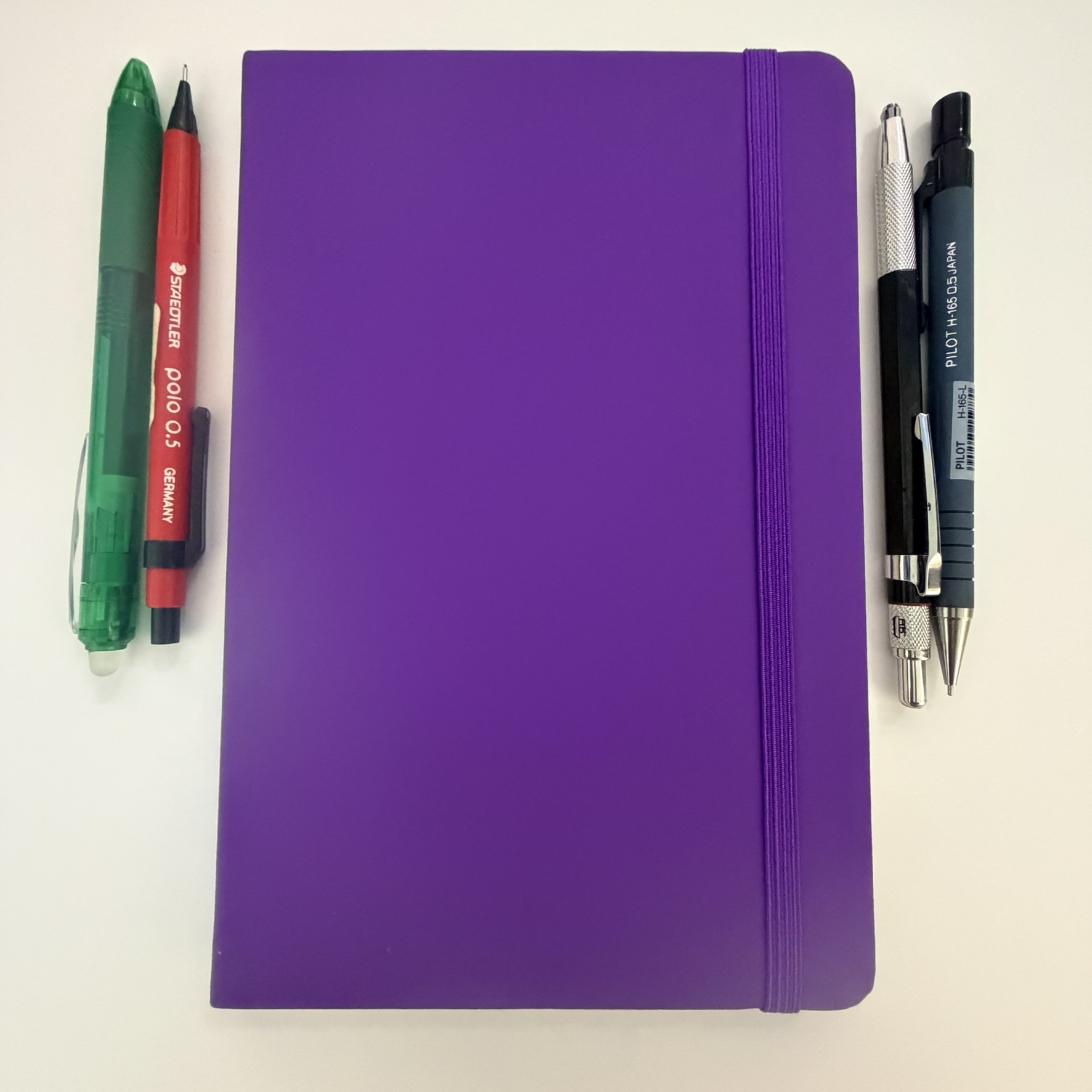 Libreta ligera tamaño A5 papel 80 gramos libre de ácido tapa dura 80 hojas purpura 1
