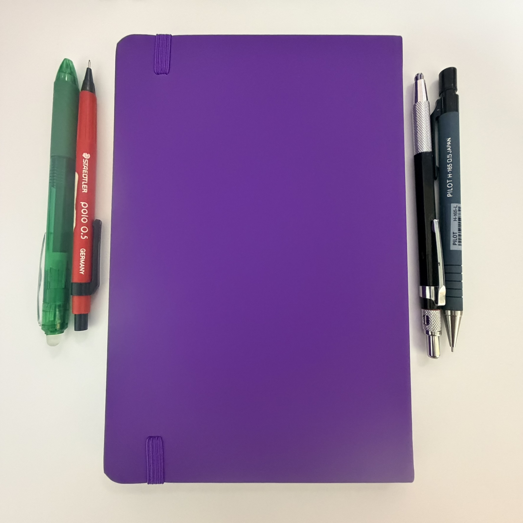 Libreta ligera tamaño A5 papel 80 gramos libre de ácido tapa dura 80 hojas purpura 2