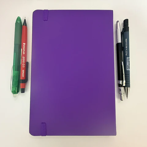 Libreta ligera tamaño A5 papel 80 gramos libre de ácido tapa dura 80 hojas purpura