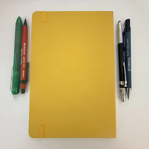 Libreta ligera tamaño A5 papel 80 gramos libre de ácido tapa dura 80 hojas amarillo