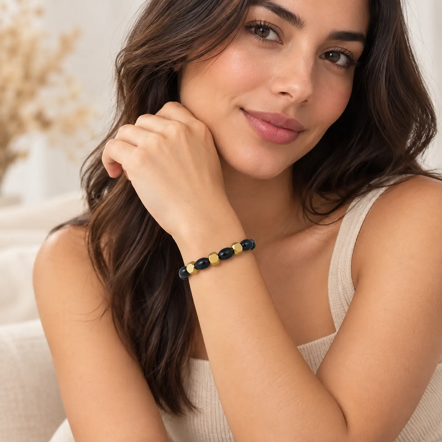 Pulsera Elástica Urban Hex con Cuentas Negras y Detalles Dorados 3