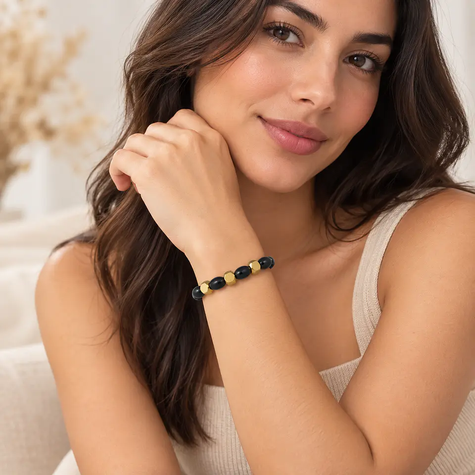 Pulsera Elástica Urban Hex con Cuentas Negras y Detalles Dorados 3