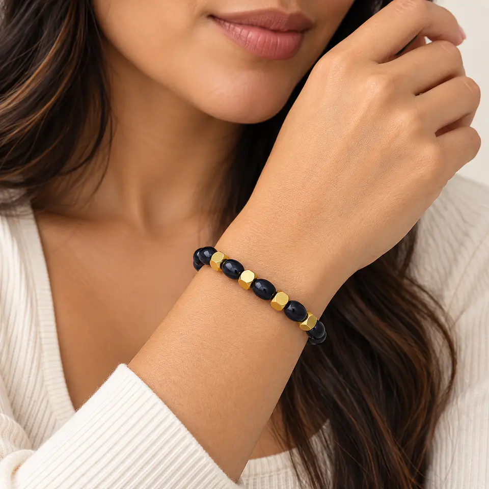 Pulsera Elástica Urban Hex con Cuentas Negras y Detalles Dorados 2