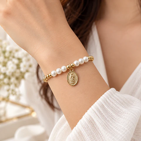 Pulsera Elástica Virgen de Guadalupe con Perlas Blancas y Medalla