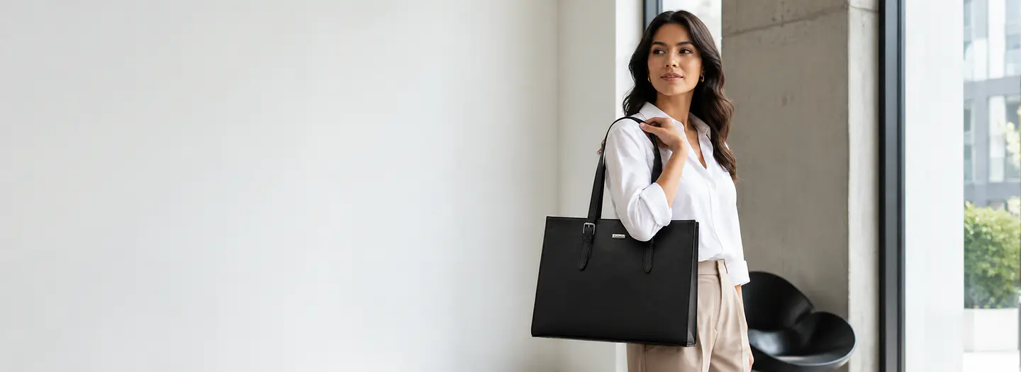 Modelo con Cartera Portalaptop negra fabricada por KOOALA