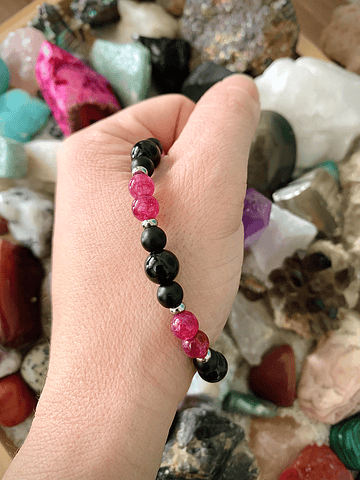 Pulsera femenina creada con Ónix negro brillante y mate, y Jade rosa