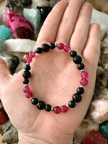 Pulsera femenina creada con Ónix negro brillante y mate, y Jade rosa