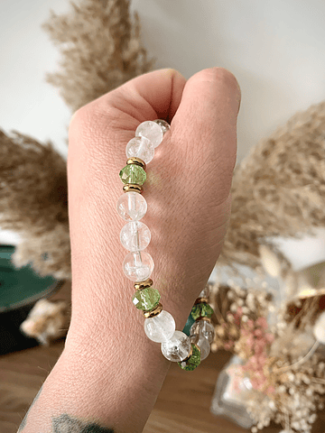 Pulsera femenina creada con Cuarzo cristal y cristales estéticos en tono verde.