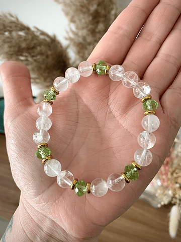 Pulsera femenina creada con Cuarzo cristal y cristales estéticos en tono verde.