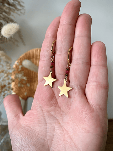 Aros de acero dorado con estrellas y cristales de Rubí rosado