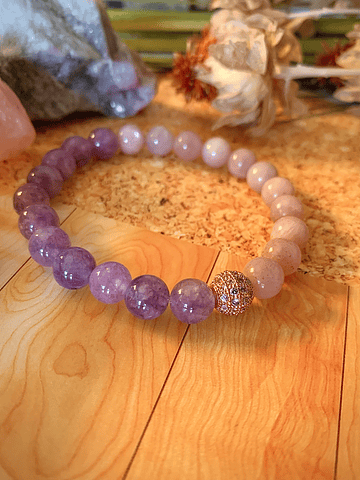 Pulsera femenina con cristales de Ágatas lila y Piedra luna durazno, con una esfera en baño de rodio.