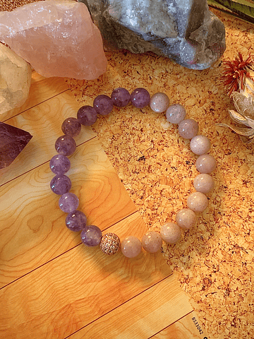 Pulsera femenina con cristales de Ágatas lila y Piedra luna durazno, con una esfera en baño de rodio.