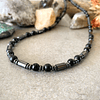Collar unisex elaborado con Ónix negro brillante y mate, y Hematitas 3