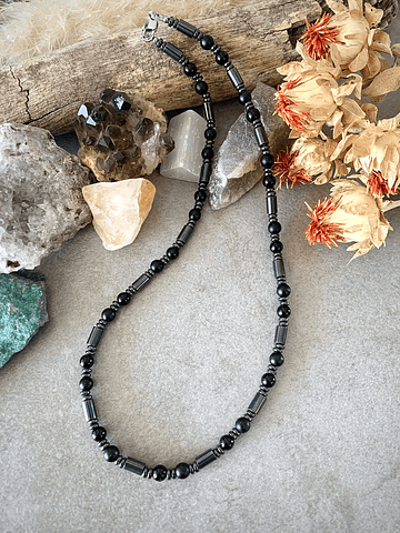 Collar unisex elaborado con Ónix negro brillante y mate, y Hematitas