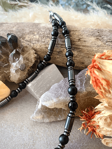 Collar unisex elaborado con Ónix negro brillante y mate, y Hematitas