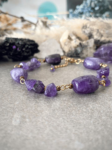 Pulsera de mujer con Amatistas y acero dorado