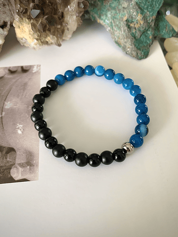 Pulsera femenina creada con Ónix negro y Ágatas azules