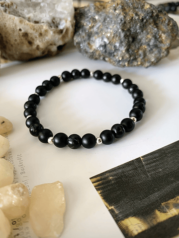 Pulsera femenina con Ónix negro, Shungita y separadores de plata ley 925