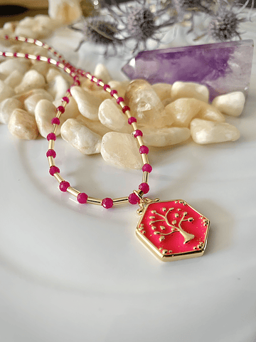 Collar femenino elaborado con cristales de rubí rosado facetados