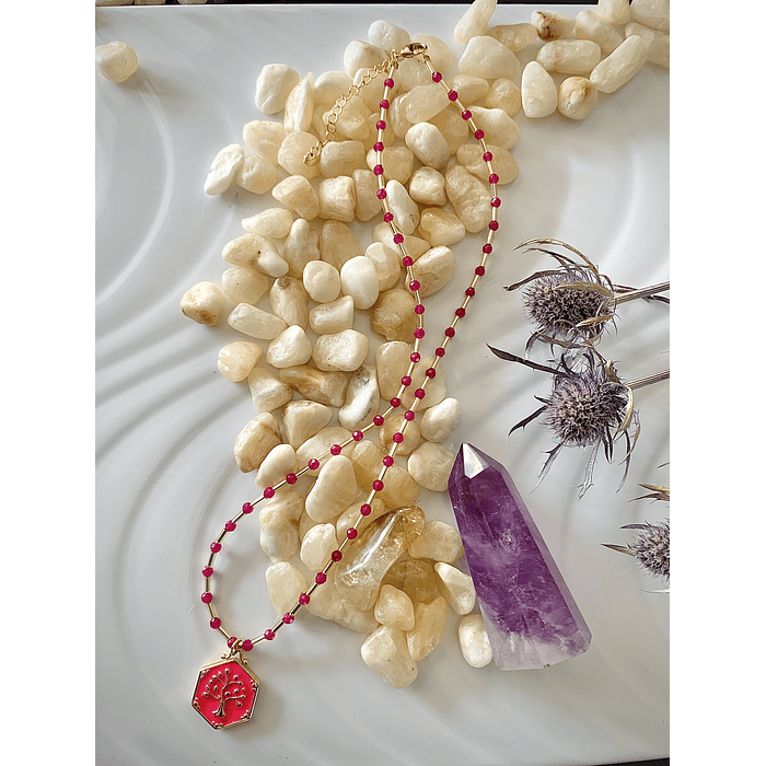 Collar femenino elaborado con cristales de rubí rosado facetados 1